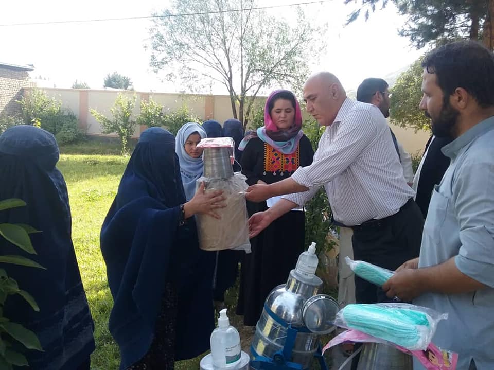 بیست بسته شیردوشی به زنان مالدار در بدخشان توزیع شد
