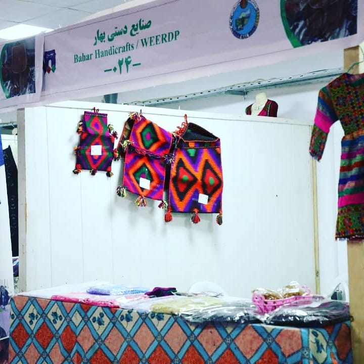 صنایع دستی زنان در نمایشگاه بادام‌باغ