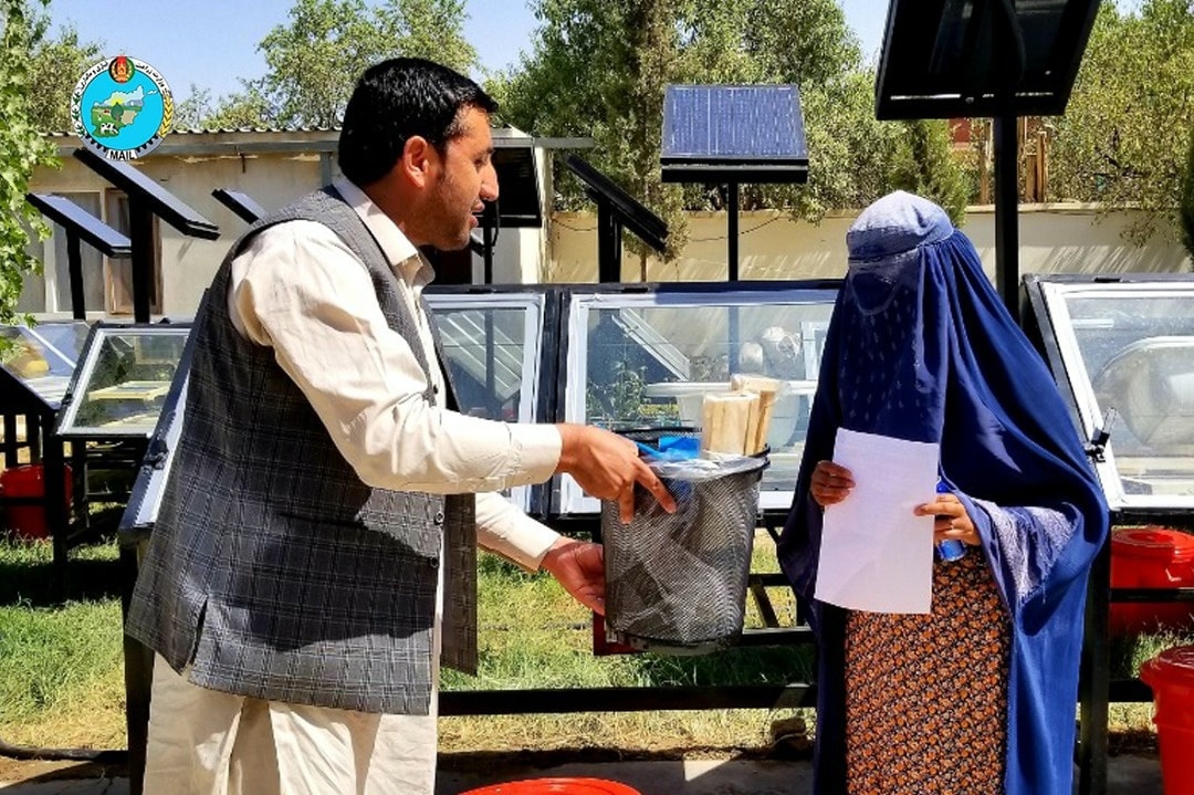 به ۲۵ خانم زراعت‌پیشه در سمنگان ماشین‌های خشک‌کننده میوه توزیع شد