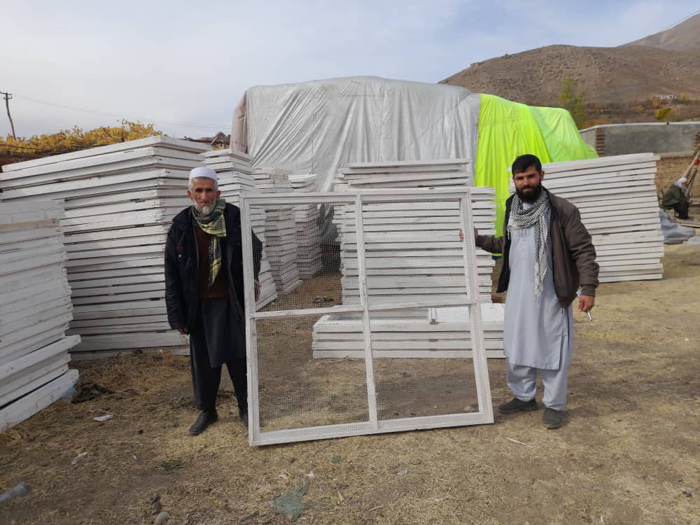 به مرغداران ولسوالی رخه ولایت پنجشیر خوراکه و وسایل مرغداری  توزیع شد