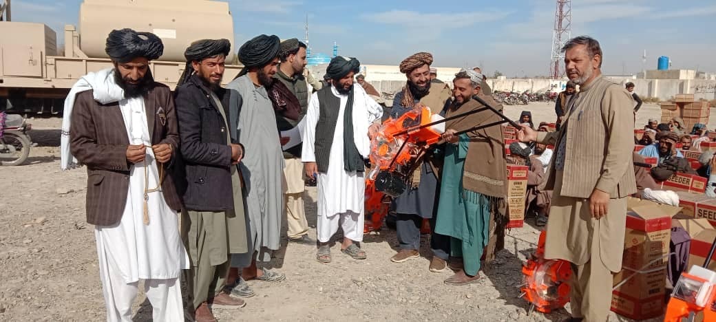 میکانیزه کرکېلي دودولو په پار هڅې: هلمند کې پر۶۶۰ بزګرانو کرنیز ماشینونه ووېشل شول