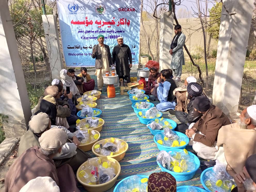 د لغمان علیشنګ کې پر۲۰ بزګرانو د روب جوړولو توکي ووېشل شوې  