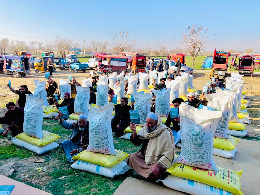 د کندز خان آباد کې پر سلګونو بزګرانو د غنمو اصلاح شوي تخمونه او کیمیاوي سرې ووېشل شوې