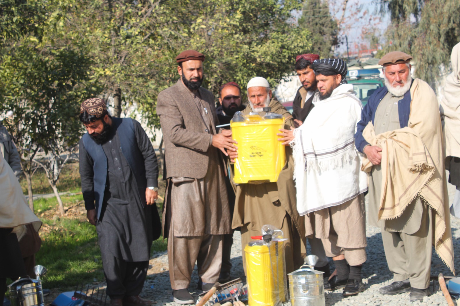 لغمان کې پر یوشمېر بزګرانو د شنوخونو اړونده توکي ووېشل شوې