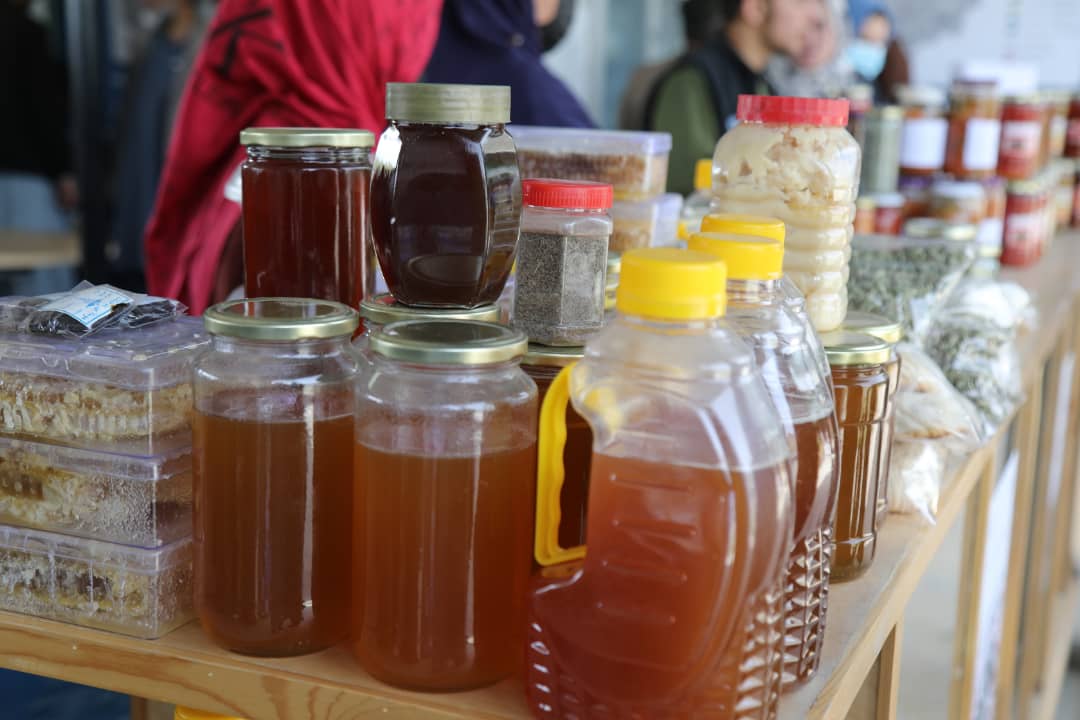 پرورش زنبور عسل رشد بی‌پیشینه در کشور ما کرده است پس با خرید عسل تولید شده از ولایت‌های مختلف افغانستان که در نمایشگاه  محصولات زراعتی به نمایش گذاشته شده است در پیشرفت بیشتر این سکتور سهیم شوید.