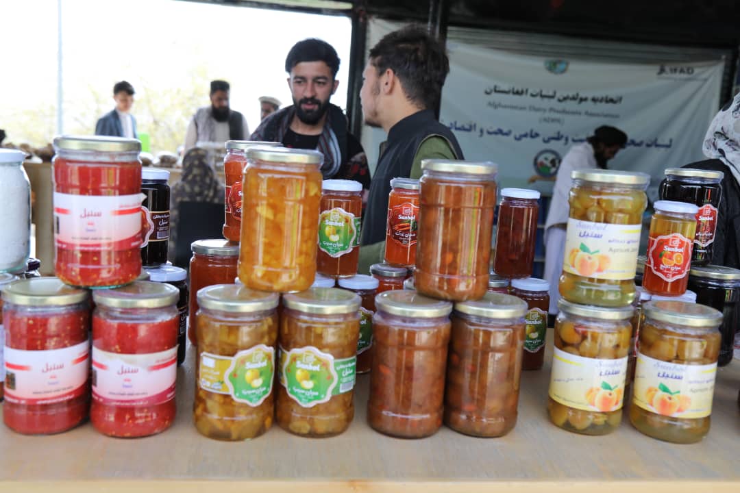  رُب و آچار با کیفیت تهیه شده توسط خانم‌های افغان را از سی‌ومین نمایشگاه محصولات زراعتی در بادام باغ کابل خریداری کنید.