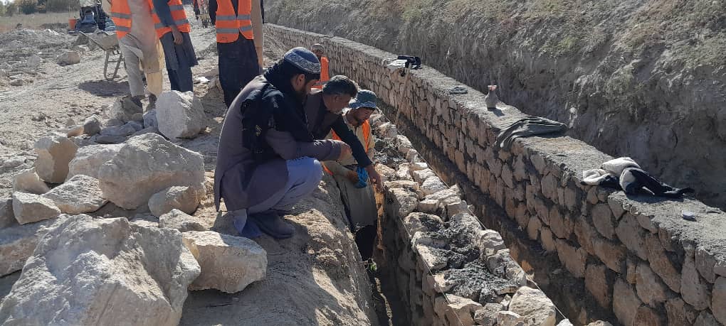 بازدید کارمندان ریاست زراعت بلخ از پروژه سنگ‌کاری جوی‌ها در ولسوالی بلخ